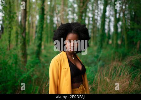 Inhalte ethnische freiberufliche Mitarbeiterin in Hijab Aufnahme Audio-Nachricht auf Smartphone, während Sie im Café am Tisch sitzen und aus der Ferne arbeiten Stockfoto