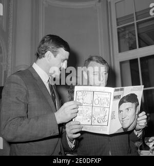 Datei Foto vom 26/10/67 des ehemaligen Manchester United und Schottland Manager Tommy Docherty (rechts) mit Jimmy Hill. Herr Docherty ist im Alter von 92 Jahren nach langer Krankheit gestorben. Stockfoto