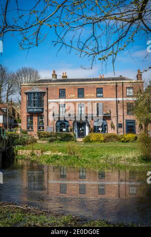 Farningham The Lion Pub am Fluss Stockfoto
