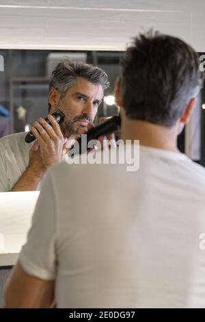 Stock Foto von schönen Mann rasieren seinen Bart im Bad zu Hause. Stockfoto