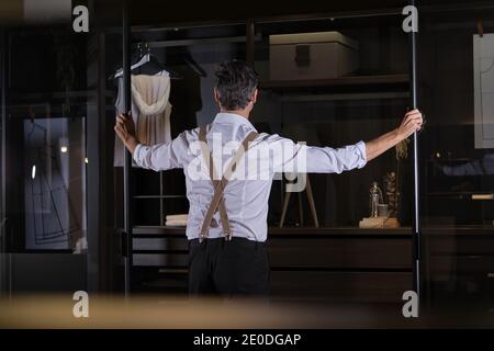 Stock Foto von unerkannten Geschäftsmann posiert in seinem Ankleidezimmer. Stockfoto