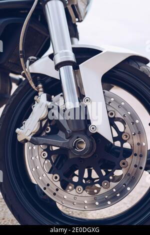 Nahaufnahme des Vorderrads mit Scheibenbremsanlage und Reifen Von modernen Motorrad Stockfoto