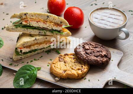 Gesunde Focaccia von Huhn und Gemüse Stockfoto