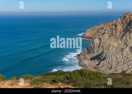 Meeresklippen Landschaft in Cabo Espichel bei Sonnenuntergang, in Portugal Stockfoto