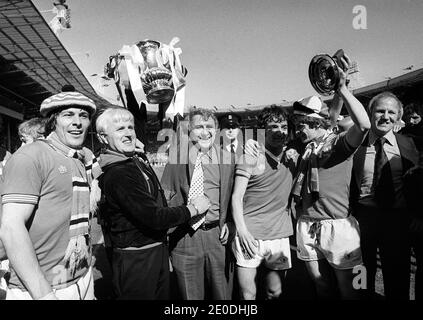 Datei Foto vom 21/05/77 des damaligen Manchester United Managers Tommy Docherty im Wembley Stadion mit Mitgliedern seines Teams und Trainern nach ihrem 2-1 Sieg über Liverpool im Finale des FA Cup Finales. Herr Docherty ist im Alter von 92 Jahren nach langer Krankheit gestorben. Stockfoto