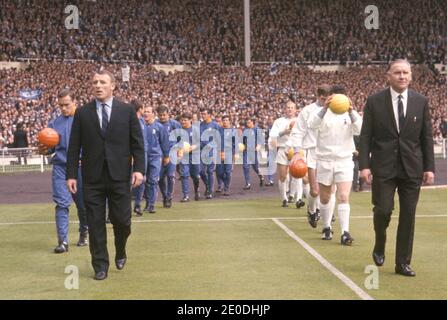 Foto vom 20/05/67 des damaligen Chelsea-Managers Tommy Docherty (links) und des Tottenham Hotspur-Managers Bill Nicholson, der ihre Teams für das FA Cup-Finale auf den Platz führte. Herr Docherty ist im Alter von 92 Jahren nach langer Krankheit gestorben. Stockfoto