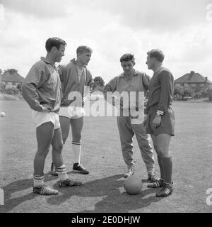 Datei Foto vom 27/07/62 des damaligen Chelsea Manager Tommy Docherty (rechts) mit einem Pre-Season Chat mit Spielern (von links) Mitte vorwärts Barry Bridges, innen vorwärts Graham Moore und Flügelspieler Bobby Tambling, während einer Trainingseinheit bei Ewell in Surrey. Herr Docherty ist im Alter von 92 Jahren nach langer Krankheit gestorben. Stockfoto