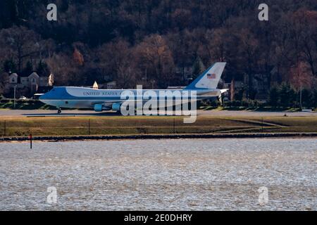 Air Force One parked nearby the Potomac at National Harbor, Maryland as seen from Woodrow Wilson Bridge Stockfoto