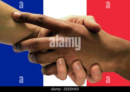 Flagge Frankreich, Integration einer multikulturellen Gruppe junger Menschen. Stockfoto