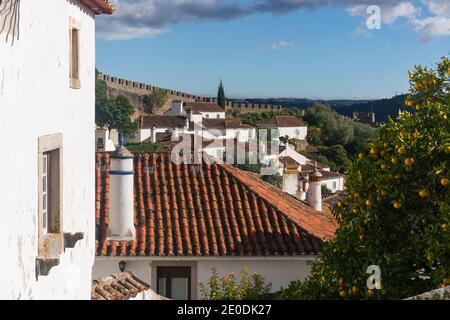 Obidos traditionelle Häuser und Straßen in Portugal auf einem sonnigen Tag Stockfoto