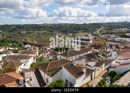 Obidos traditionelle Häuser und Straßen in Portugal auf einem sonnigen Tag Stockfoto