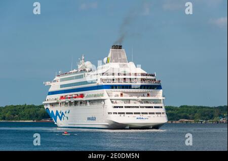 Ein Kreuzfahrtschiff der AIDA Cruises im Hafen von Kiel zu Gast Stockfoto