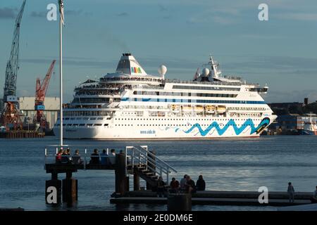 Ein Kreuzfahrtschiff der AIDA Cruises im Hafen von Kiel zu Gast Stockfoto