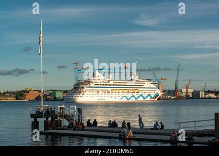 Ein Kreuzfahrtschiff der AIDA Cruises im Hafen von Kiel zu Gast Stockfoto