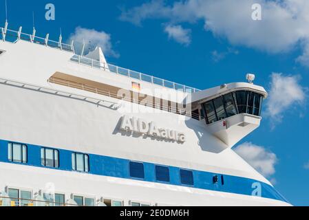 Ein Kreuzfahrtschiff der AIDA Cruises im Hafen von Kiel zu Gast Stockfoto