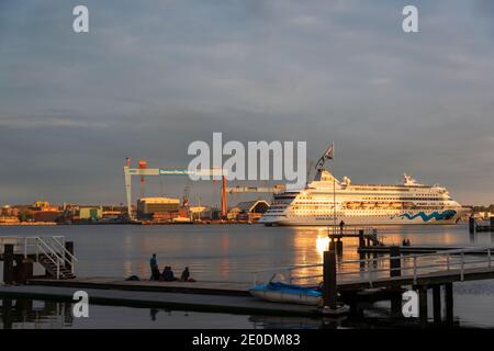 Ein Kreuzfahrtschiff der AIDA Cruises im Hafen von Kiel zu Gast Stockfoto