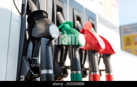 Kraftstoffpumpe Einfüllstutzen. Kraftstoff an der Tankstelle in der Nähe von Stockfoto