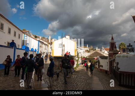 Obidos traditionelles malerisches Dorf voller Touristen, in Portugal Stockfoto
