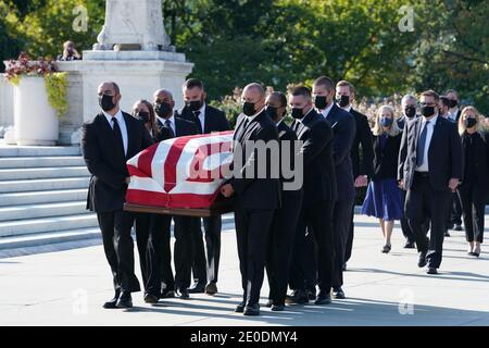 Washington, DC – 20. September 2020: Der Sarg von Justice Ruth Bader Ginsburg wird in das Gebäude des Obersten Gerichtshofes getragen, wo sie sich für zwei ausruhen wird Stockfoto