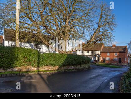 Straßenansicht des Dorfes Aston Cantlow in Warwickshire, England. Stockfoto