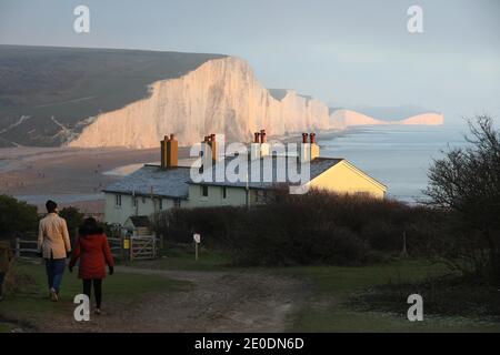 Cuckmere Haven, Seaford, Großbritannien. Dezember 2020. Wanderer genießen die fantastische Aussicht von den Seven Sisters Cliffs in Sussex am letzten Tag des Jahres. Kredit: James Boardman/Alamy Live Nachrichten Stockfoto