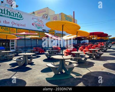 Brooklyn, NY, USA - 31. Dez 2020: Nathans Hot Dogs Essen im Freien auf Coney Island Stockfoto