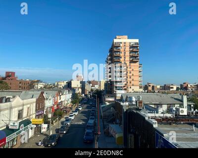 Brooklyn, NY, USA - 31. Dez 2020: Wohngebiet von Coney Island, vom Fenster aus gesehen, in einer erhöhten U-Bahn Stockfoto