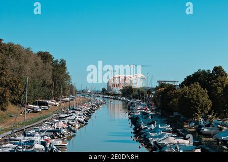 Pesaro, Italien - 09. juli 2020: Boote im Hafen von Pesaro am Fluss Foglia festgemacht Stockfoto