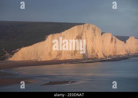 Cuckmere Haven, Seaford, Großbritannien. Dezember 2020. Am letzten Tag des Jahres geht die Sonne auf den Seven Sisters Cliffs in Sussex unter. Kredit: James Boardman/Alamy Live Nachrichten Stockfoto