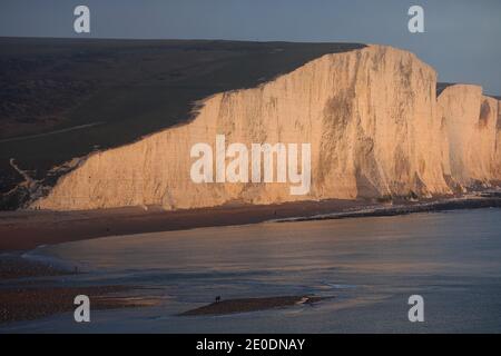 Cuckmere Haven, Seaford, Großbritannien. Dezember 2020. Am letzten Tag des Jahres geht die Sonne auf den Seven Sisters Cliffs in Sussex unter. Kredit: James Boardman/Alamy Live Nachrichten Stockfoto