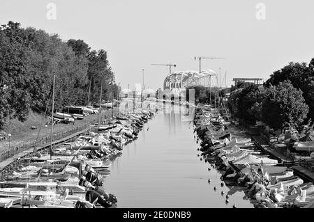 Pesaro, Italien - 09. juli 2020: Boote im Hafen von Pesaro am Fluss Foglia festgemacht Stockfoto