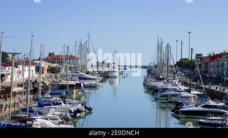 Pesaro, Italien - 09. juli 2020: Boote im Hafen von Pesaro am Fluss Foglia festgemacht Stockfoto