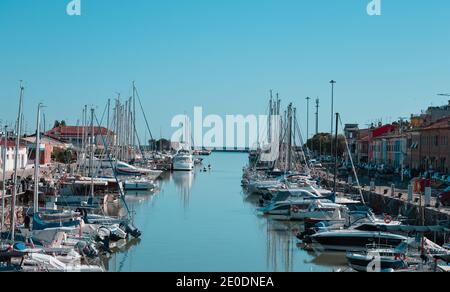 Pesaro, Italien - 09. juli 2020: Boote im Hafen von Pesaro am Fluss Foglia festgemacht Stockfoto