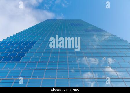 Wolken spiegeln sich an den Fenstern eines Wolkenkratzers in Seoul, Republik Korea Stockfoto