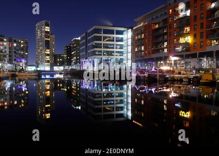 Leeds Dock im Stadtzentrum von Leeds an einem ruhigen Abend, West Yorkshire UK Stockfoto