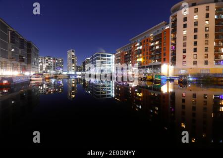 Leeds Dock im Stadtzentrum von Leeds an einem ruhigen Abend, West Yorkshire UK Stockfoto