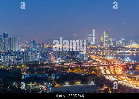 Nachtansicht der Innenstadt von Seoul vom Haneul Park, Republik Korea Stockfoto