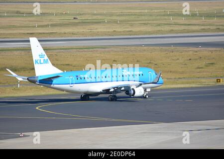 KLM Airbus auf Start- und Landebahn am DUS International Airport Düsseldorf NRW Deutschland Stockfoto