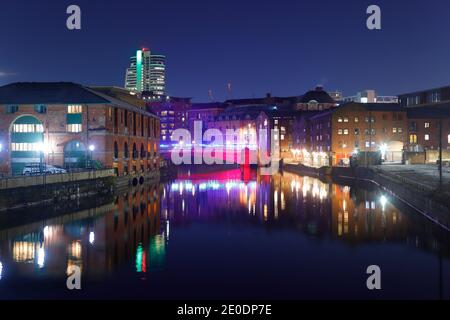 Blick in Richtung Bridgewater Place Wolkenkratzer in Leeds entlang der Uferpromenade des Flusses Aire Stockfoto