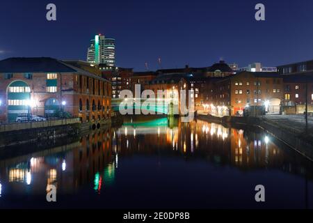 Blick in Richtung Bridgewater Place Wolkenkratzer in Leeds entlang der Uferpromenade des Flusses Aire Stockfoto