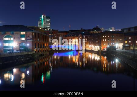 Blick in Richtung Bridgewater Place Wolkenkratzer in Leeds entlang der Uferpromenade des Flusses Aire Stockfoto