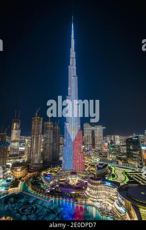 Dubai, Vereinigte Arabische Emirate. Dezember 2020. Der Wolkenkratzer Burj Khalifa wird zur Vorbereitung auf die Silvesterfeier in Dubai, Vereinigte Arabische Emirate, am 31. Dezember 2020 beleuchtet. (Phto von Alex G. Perez/AGPfoto/Sipa USA) Quelle: SIPA USA/Alamy Live News Stockfoto