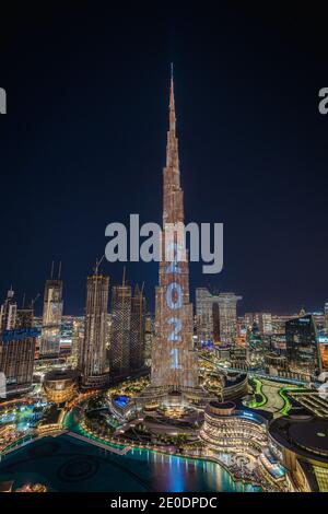 Dubai, Vereinigte Arabische Emirate. Dezember 2020. Der Wolkenkratzer Burj Khalifa wird zur Vorbereitung auf die Silvesterfeier in Dubai, Vereinigte Arabische Emirate, am 31. Dezember 2020 beleuchtet. (Phto von Alex G. Perez/AGPfoto/Sipa USA) Quelle: SIPA USA/Alamy Live News Stockfoto