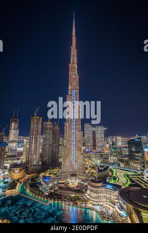 Dubai, Vereinigte Arabische Emirate. Dezember 2020. Der Wolkenkratzer Burj Khalifa wird zur Vorbereitung auf die Silvesterfeier in Dubai, Vereinigte Arabische Emirate, am 31. Dezember 2020 beleuchtet. (Phto von Alex G. Perez/AGPfoto/Sipa USA) Quelle: SIPA USA/Alamy Live News Stockfoto