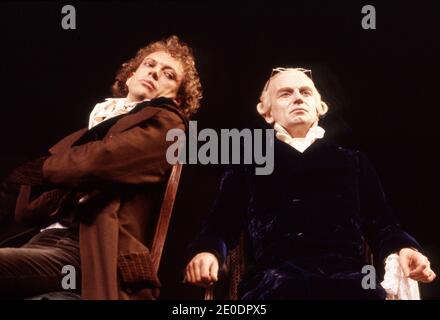 l-r: Hilton McRae (Antoine Saint-Just), Ian McDiarmid (Maximilien Robespierre) in DER DANTON-AFFÄRE von Pam Gems in der Royal Shakespeare Company (RSC), Barbican Theatre, London EC2 15/07/1986 Bühnenbild: Farrah Kostüme: Judith Bland Beleuchtung: Mick Hughes Regie: Ron Daniels Stockfoto