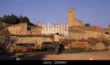 APEROS DE LABRANZA EN UNA ERA - TORRE MUDEJAR AL FONDO. Lage: AUSSEN. TORRALBA DE ARAGON. HUESCA. SPANIEN. ORONOZ CARLOS. Stockfoto