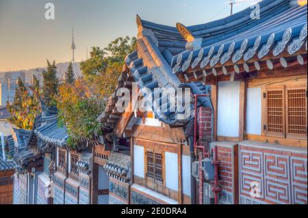 Namsan Turm vom Bukchon hanok Dorf in Seoul, Republik Korea Stockfoto