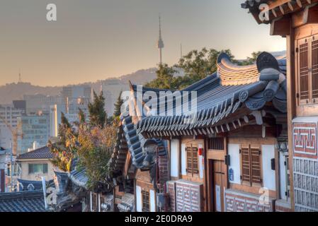 Namsan Turm vom Bukchon hanok Dorf in Seoul, Republik Korea Stockfoto