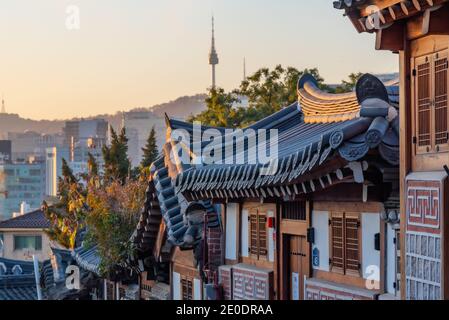 Namsan Turm vom Bukchon hanok Dorf in Seoul, Republik Korea Stockfoto