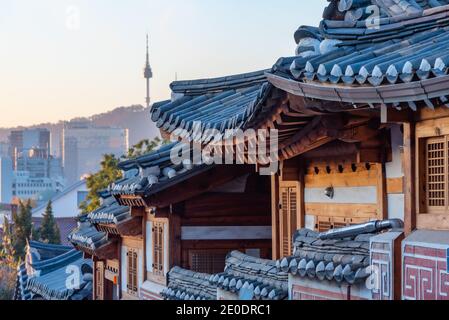 Namsan Turm vom Bukchon hanok Dorf in Seoul, Republik Korea Stockfoto